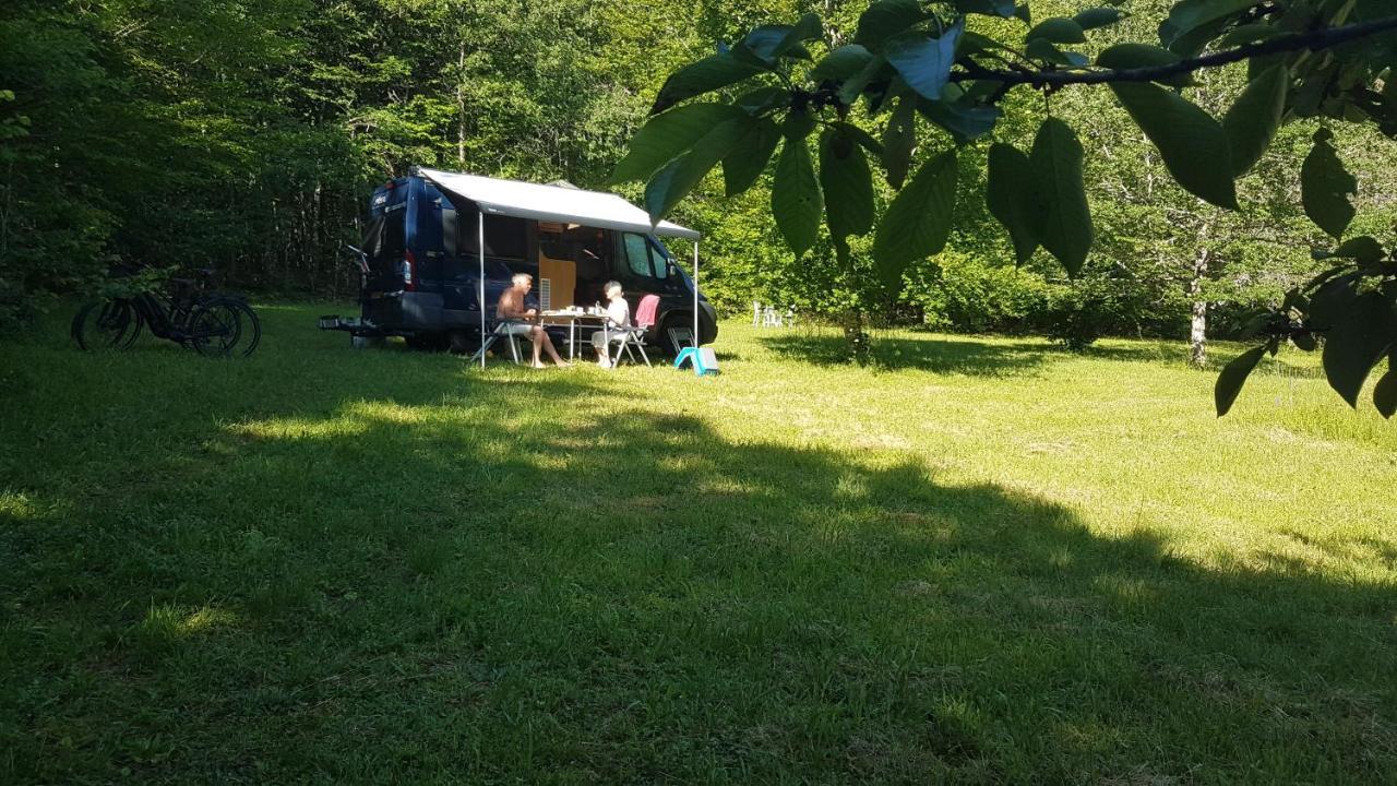 Lovely 2-Bed Shepherds Hut In A Forest Sougeres-en-Puisaye Extérieur photo