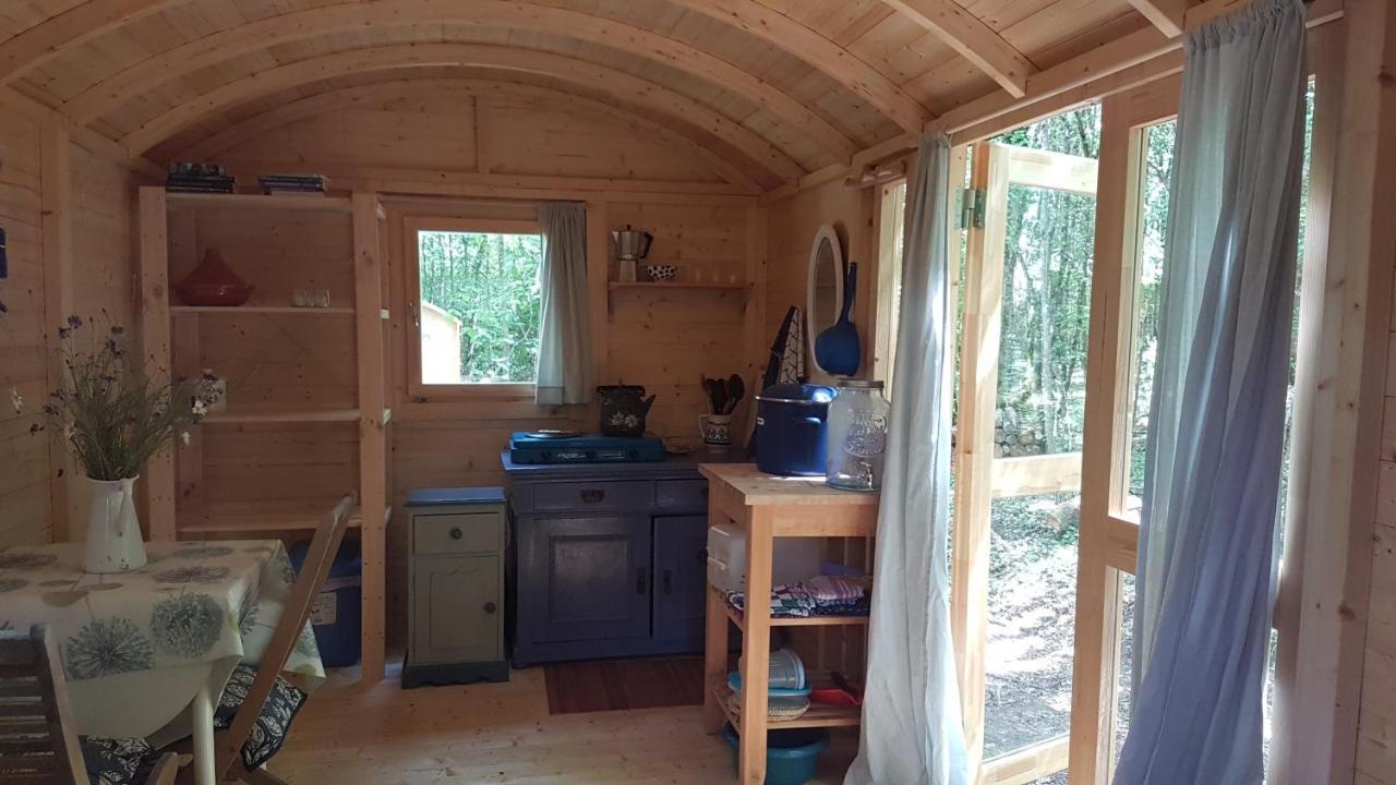 Lovely 2-Bed Shepherds Hut In A Forest Sougeres-en-Puisaye Extérieur photo