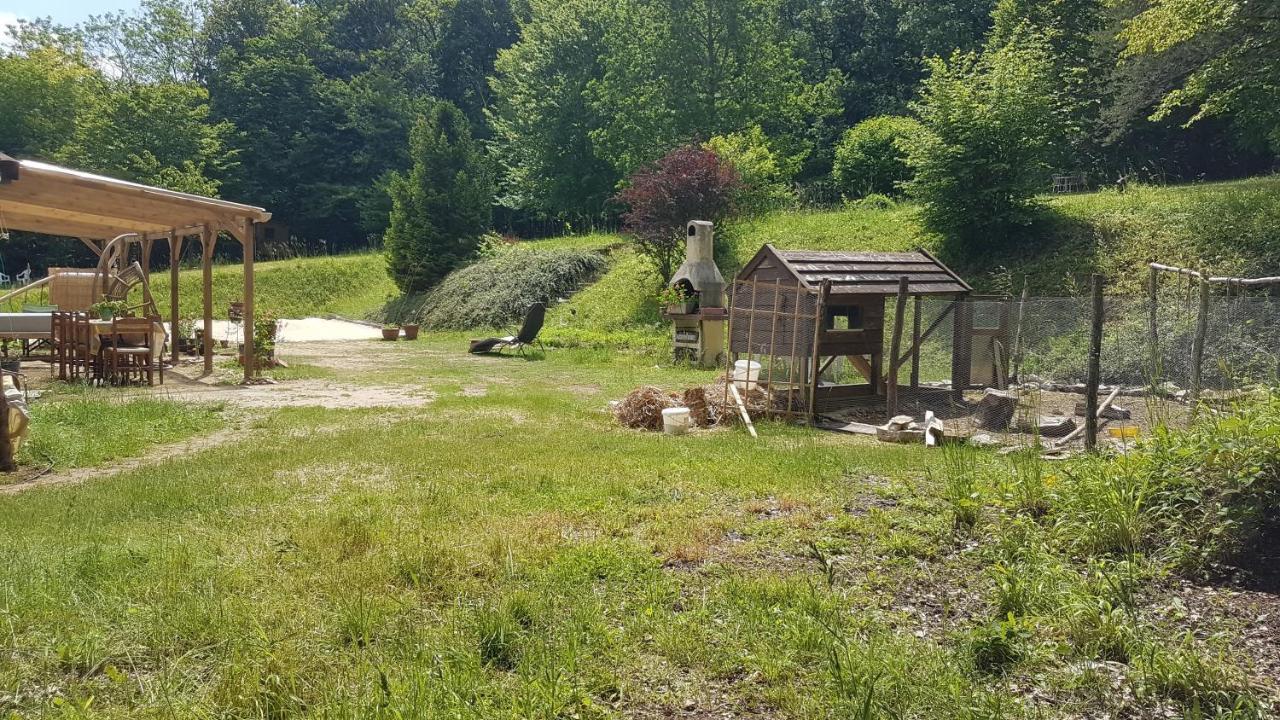 Lovely 2-Bed Shepherds Hut In A Forest Sougeres-en-Puisaye Extérieur photo