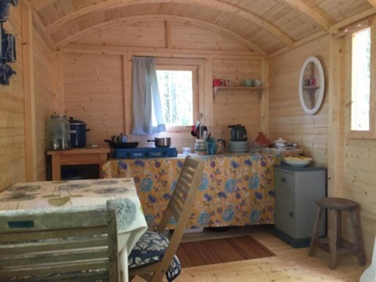Lovely 2-Bed Shepherds Hut In A Forest Sougeres-en-Puisaye Extérieur photo