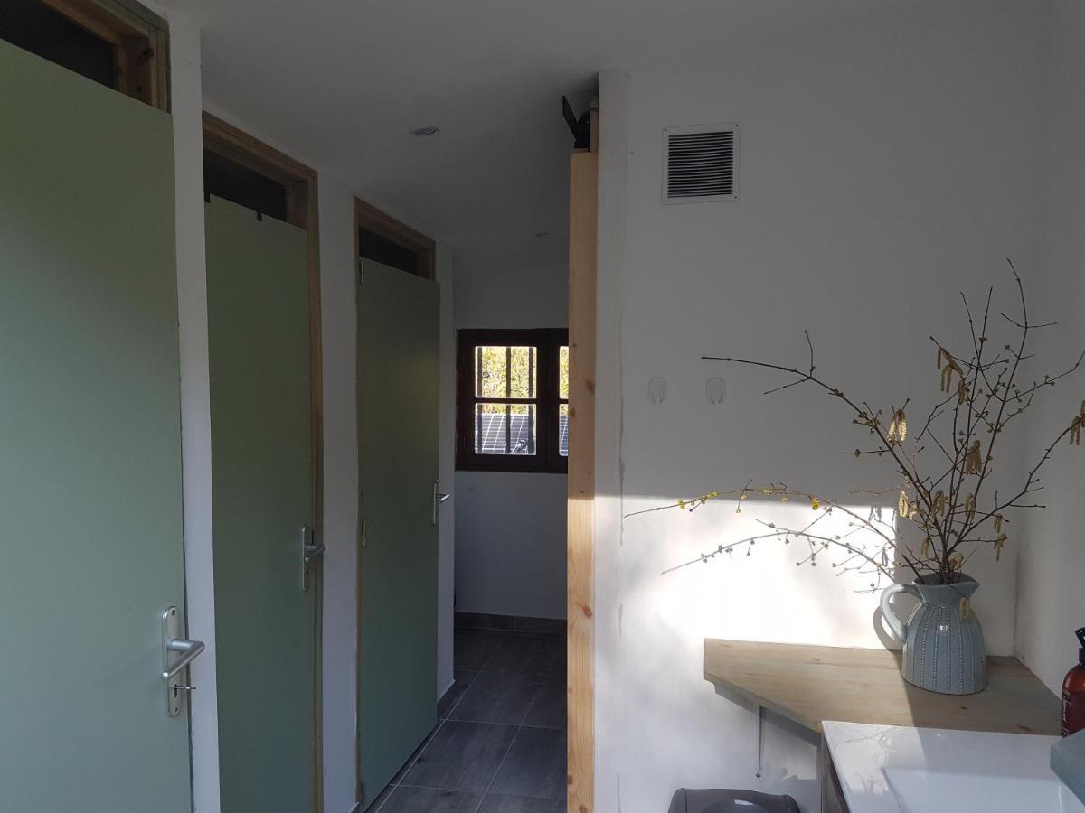 Lovely 2-Bed Shepherds Hut In A Forest Sougeres-en-Puisaye Extérieur photo